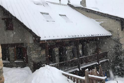 a house with snow on the roof of it at Chalet les Aurores au coeur du village La Grave - La Meije in La Grave