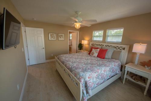 a bedroom with a bed and a ceiling fan at Lobster Key in Cortez