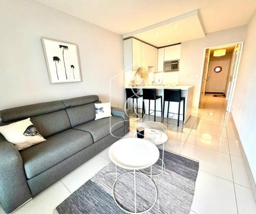 Ruang duduk di LONDON CANNES, vue mer
