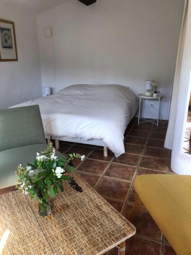 - une chambre avec un lit, une table et une table dans l'établissement Mas du ciel en Cévennes, à Arphy