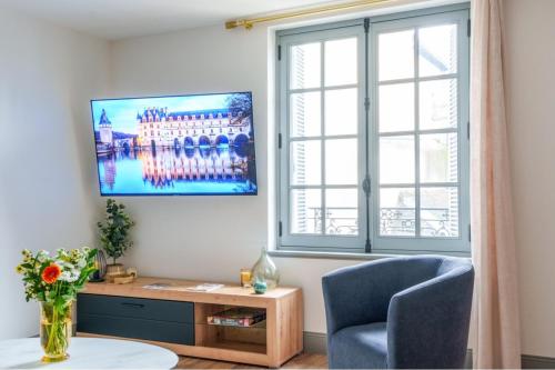 TV a/nebo společenská místnost v ubytování Le Grand Colbert - By PrestiPlace