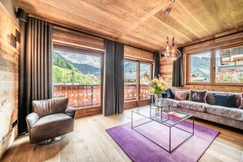 un salon avec un canapé et une table dans l'établissement Chalet Kerasia Morzine - by EMERALD STAY, à Morzine