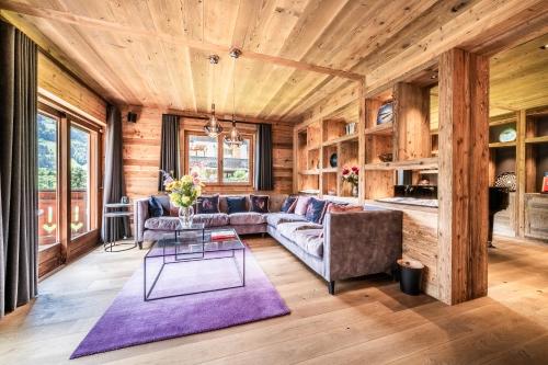 un salon avec un canapé et une table dans l'établissement Chalet Kerasia Morzine - by EMERALD STAY, à Morzine
