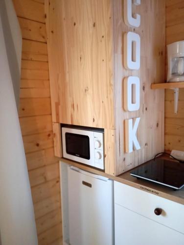 Il comprend une cuisine équipée d'un four micro-ondes et d'un réfrigérateur. dans l'établissement Les Chalets de Parly, à Parly