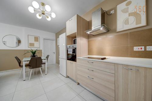 Η κουζίνα ή μικρή κουζίνα στο Bright & Airy 2BR home Close to Valletta & Sliema