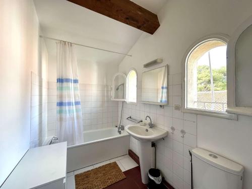 une salle de bain avec un lavabo, une baignoire et des toilettes dans l'établissement HYEGRASSE Villa pour 6 personnes à 100 mètres de la plage situé sur le Port d'Hyères, à Hyères