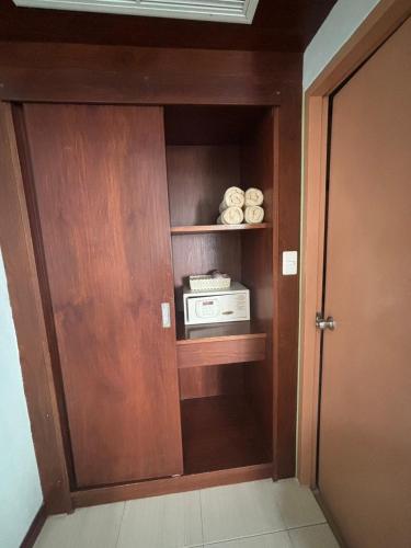 a room with a closet with a door and a microwave at Rin Bay View Resort in Haad Rin