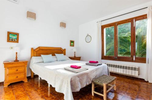 アリアーニにあるSon Bachs ETV 9404のベッドとタオル2枚のある寝室