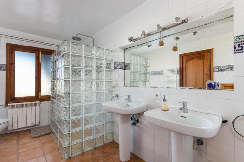 アリアーニにあるSon Bachs ETV 9404の洗面台が2つと鏡があるバスルーム