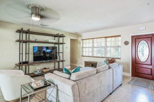 a living room with a couch and a tv at Beautiful Comfy Home With Private Hot Tub Close To Beach home in Fort Lauderdale