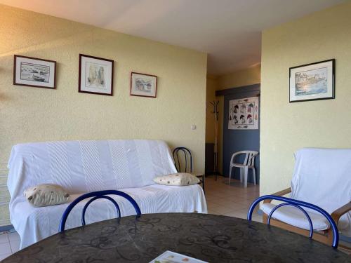 un salon avec un canapé, une table et des chaises dans l'établissement Appart 2 pièces 4 couchages BANYULS SUR MER BN100-B241, à Banyuls-sur-Mer