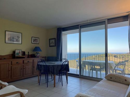 une salle à manger avec une table et une vue sur l'océan dans l'établissement Appart 2 pièces 4 couchages BANYULS SUR MER BN100-B241, à Banyuls-sur-Mer
