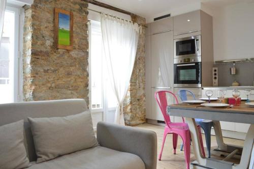 - une cuisine avec une table et des chaises roses dans la chambre dans l'établissement Mais 4 pièces 5 couchages BANYULS SUR MER BN000-05B, à Banyuls-sur-Mer
