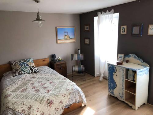 a bedroom with a bed and a window at Mais 4 pièces 5 couchages BANYULS SUR MER BN000-05B in Banyuls-sur-Mer