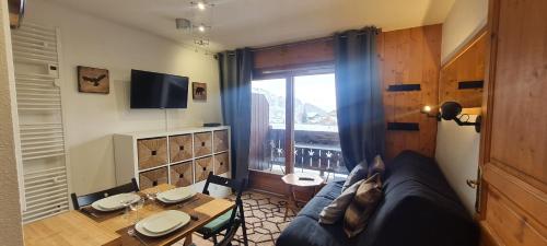 un salon avec un canapé et une table dans l'établissement Chalets d Or C 110 - 2P4, à Les Deux Alpes