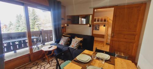 un salon avec un canapé et une table dans l'établissement Chalets d Or C 110 - 2P4, à Les Deux Alpes