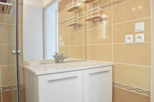 une salle de bain avec un lavabo blanc et une douche dans l'établissement Appart 3 pièces 4 couchages BANYULS SUR MER BN150-B11, à Banyuls-sur-Mer