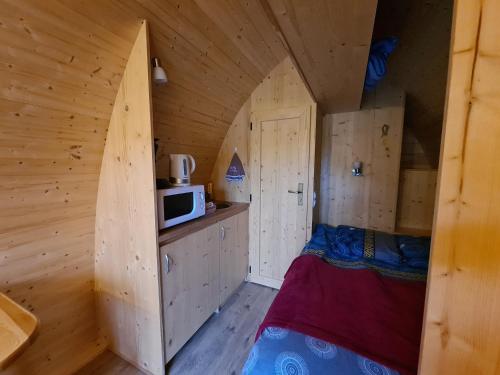 Camera piccola con letto e forno a microonde. di Cabane forestière près base nautique avec terrasse et parking - FR-1-591-647 a Pouligny-Notre-Dame