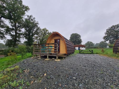 une petite cabane en bois avec un banc dans un champ dans l'établissement Cabane forestière près base nautique avec terrasse et parking - FR-1-591-647, à Pouligny-Notre-Dame