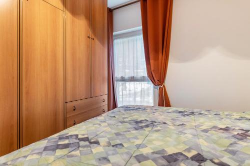 a bedroom with a bed and a window at Appartamento Condominio Genziana in Monclassico