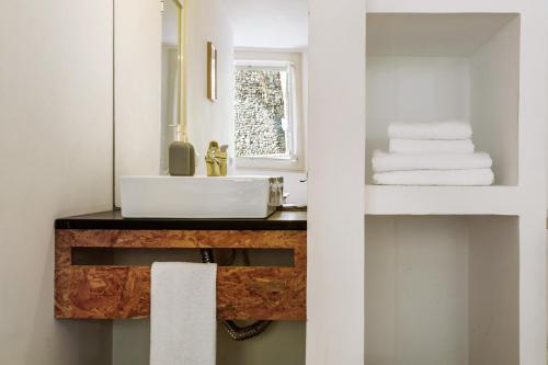un bagno con lavandino e specchio di Calheta Beach House T1 a Calheta