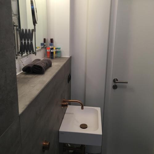 Et badeværelse på Square Rooms 8