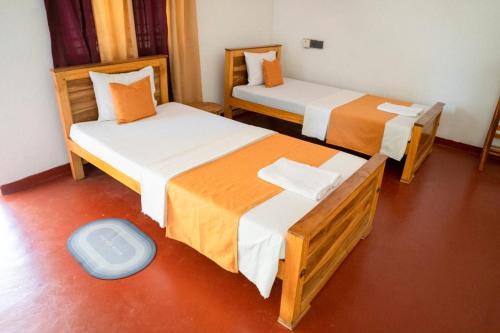 Postel nebo postele na pokoji v ubytování Kudawewa Eco Resort