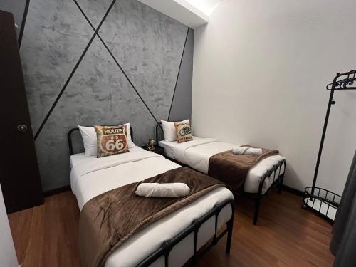 a room with two beds in a room at Industrial Luxe Concrete Bliss, near Sunway Pyramid,Subang Jaya in Subang Jaya