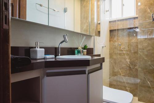 Ένα μπάνιο στο Apt Completo Próximo da Praia de Atalaia