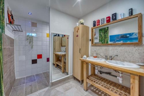 une salle de bain avec un lavabo et une douche dans l'établissement Évasion Thailandaise - Feng Shui - Parking, à Saint-Égrève