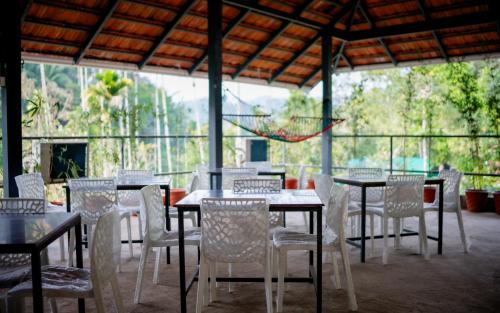Un balcón o terraza en Beehive staycations