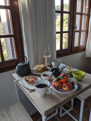 een tafel met daarop borden met eten bij Mas du ciel en Cévennes in Arphy