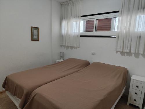 En eller flere senge i et værelse på Koka Seaview 8