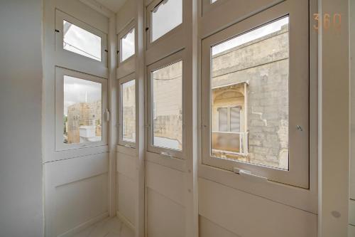 Fotografija u galeriji objekta Stylish 1BR Apt with sofabed & backyard, Attard by 360 Estates u gradu Attard