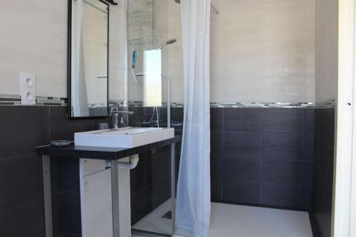 une salle de bain avec un lavabo et une douche dans l'établissement PN000-053 Maison 6 couchages - PORT LA NOUVELLE, à Port-la-Nouvelle