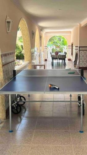 a ping pong table in the middle of a room at Villa Iluminada con chimenea, barbacoa y piscina cerca Playa in Elche