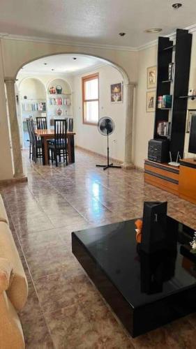 a living room with a couch and a table at Villa Iluminada con chimenea, barbacoa y piscina cerca Playa in Elche