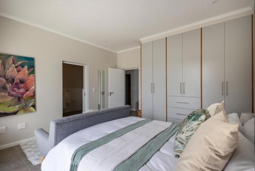 Ένα ή περισσότερα κρεβάτια σε δωμάτιο στο Ocean's Edge Holiday Villa