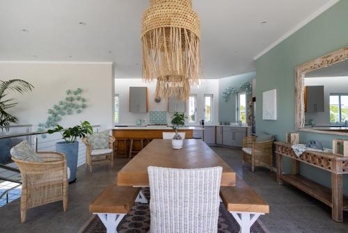 Χώρος καθιστικού στο Ocean's Edge Holiday Villa