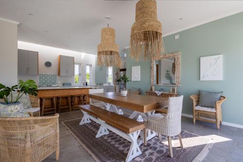 Χώρος καθιστικού στο Ocean's Edge Holiday Villa