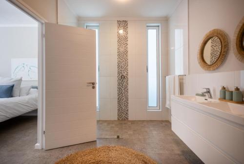 Ένα ή περισσότερα κρεβάτια σε δωμάτιο στο Ocean's Edge Holiday Villa