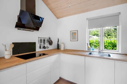 Η κουζίνα ή μικρή κουζίνα στο New Modern Holiday Home Near The Beach And City