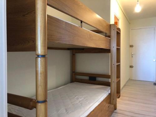 quelques lits superposés dans une chambre dans l'établissement Appart 2 pièces Cabine 6 couchages BANYULS SUR MER BN130-C107, à Banyuls-sur-Mer