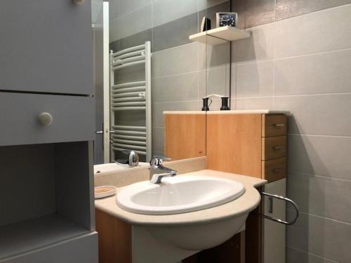 une salle de bain avec un lavabo et un miroir dans l'établissement Appart 2 pièces Cabine 6 couchages BANYULS SUR MER BN130-C107, à Banyuls-sur-Mer