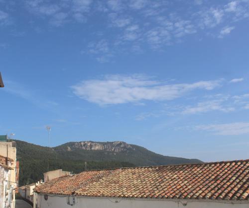 Blick auf einen Berg von den Dächern der Gebäude in der Unterkunft Casa Rural La Valentina in El Tormo