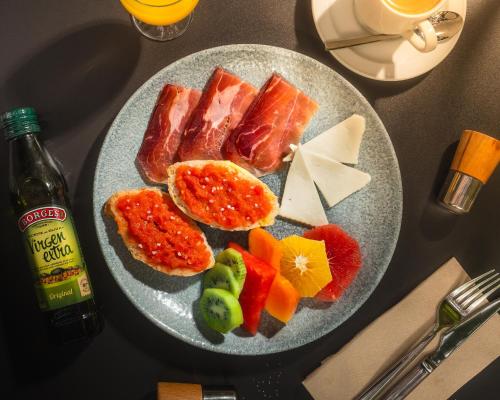 Comida en o cerca de este apartahotel