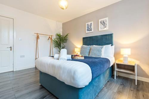 En eller flere senge i et værelse på Stylish Apartment - Free Wifi & Netflix - Parking - Pet Friendly 3MH