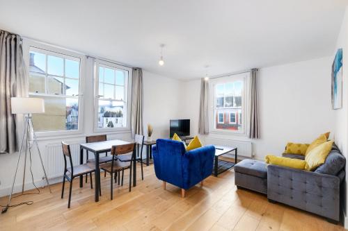 a living room with a couch and a table at Eastons 2 Bedroom Apartment with Sofa Bed in High Wycombe