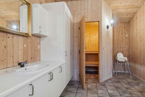 un bagno con lavandino e specchio di Cozy Cottage Near Limfjorden a Roslev