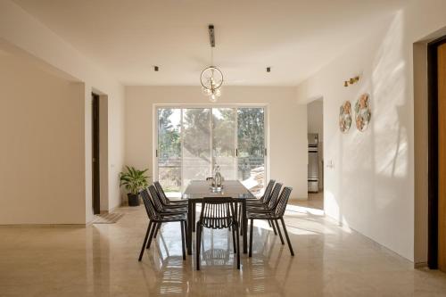 Posezení v ubytování Golf View Home by StayJade, 4BHK, Projector